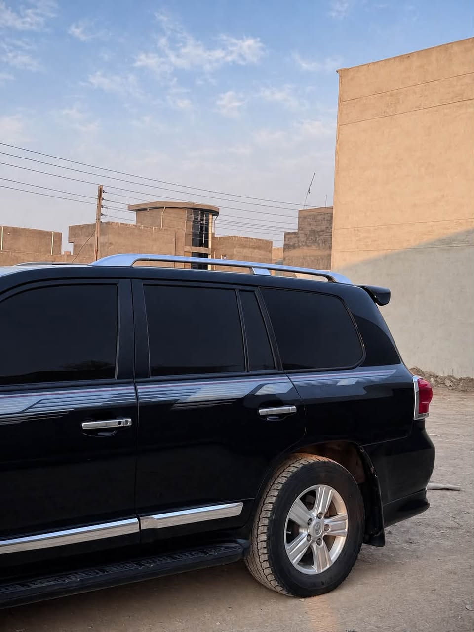 السلام عليكم
1.Land Cruiser
2./2013
3.فطيم جديده 
4.بيها منضومه غاز 
5.بيها جراد ب بنيد، و، جاملغ الايمن بارد فقط، 
6.6V
7.ماشيه 300الف 
العنوان واسط الزبيديه 
***********
