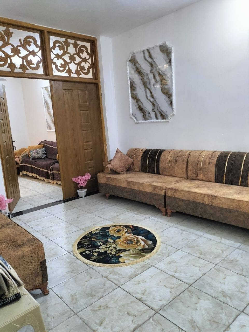 السلام عليكم بيت للبيع زراعي سند25 قطع ابو عادل
المكان/الحله ابو خستاوي نهاية شارع الغسل اول بيت بالشارع وره البزل قرب اسواق ريحانة 
المساحه/105 متر 
الواجهه /7
النزال/15
تفاصيل البيت/
 استقبال /المساحه 6×4 
صاله /3.5×3.5
غرفه الطابق الارضي / 4×3.5
صحيات 
مطبخ 
الطابق الثاني غرفه المساحه /5×4 
البيت متكون من سطحين كامل مطبك فرشي 
البيت كامل وبناء جديد ونظيف 
ملاحظه /البيت داخلي بدون طارمه 
للاستفسار الرجاء الاتصال على الرقم/
للاتصال/***********
للواتساب/***********
