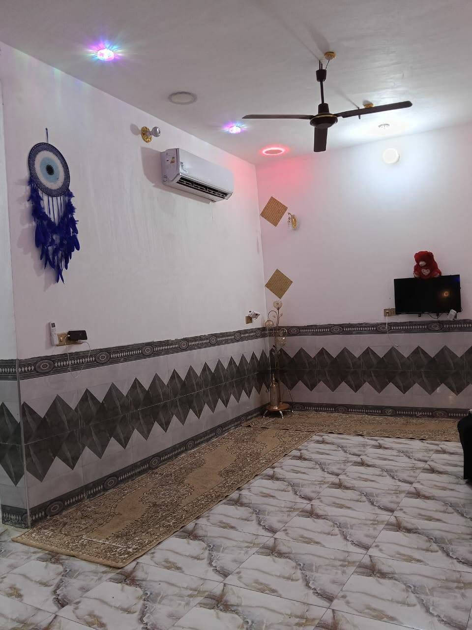 📍موقع جسر العمار حي النهرين
 بيت تحفه 🧿ما شاء الله  اللهم صل ع محمد وآل محمد

بيت للبيع زراعي🏡 200م

غرفتين نوم 🛏
صاله 🖼
مطبخ 🍽 حار وبارد 
إستقبال 🏛
صحيات داخلية وخارجية🪞

شغله درجة أولى شرط 
سيراميك هندي وبورسلين
يعني مثل هيج بيت ما تحصل 
#السعر بلاش 85 وبي مجال

معامله مرفوعه للطابو 📑📤
الوسيط العقاري 
***********☎
عندك عقار للعرض دز تفاصيل كامله وصور والباقي علينه
وتدللون 🥰
