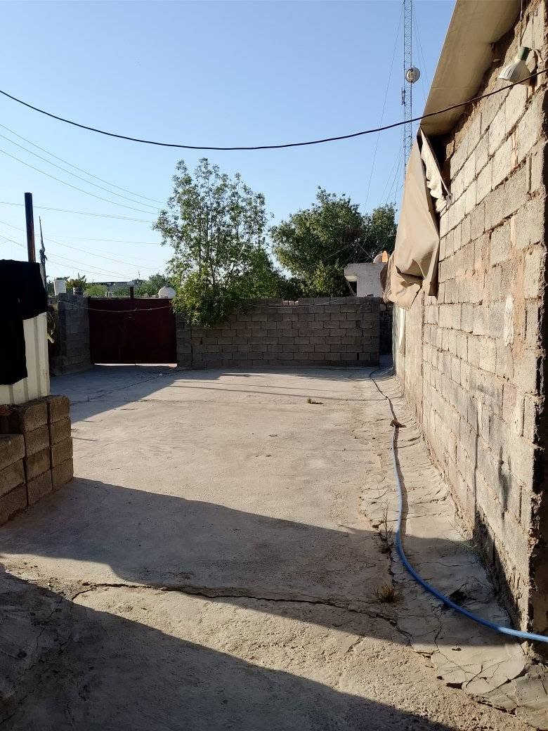 سلام عليكم بيت تجاوز بغداد  حي السلام مقابيل حي العامل بيت نضيف يحتوي على 3غرف واستقبال ومطبخ بيت اكمل مثل مابين بصوره واريد يشوفه يتصل *********** السعر 13مليون وبي مجال
