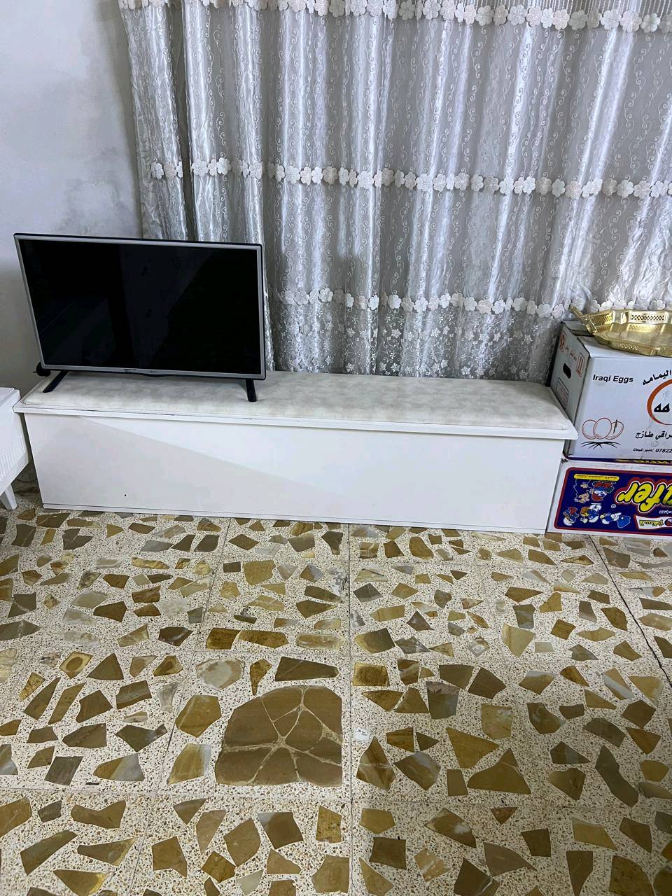 غرفة نوم تركي نضيفة 8 قطع
ممكن تكلي شكد عمر غرفة النوم بالضبط؟ يعني من شكد مشتريها وبيها استعمال لو شبه جديدة؟: 
4 سنة
شنو القطع الثمانية بالتحديد؟ (سرير، دولاب، تسريحة، كومودات، برادي/مراية، خزانة جانبية... إلخ): 
نعم 
بيها أي عيوب أو ملاحظات حتى لو بسيطة؟ مثل خدوش، كسر، تفكك بالمفاصل، أو احتاجت تصليح؟: 
خدوش بسيطة 
وين مكانك بالتحديد بالعراق حتى يگدرون المعاينة أو الاستلام بسهولة؟: 
بغداد 