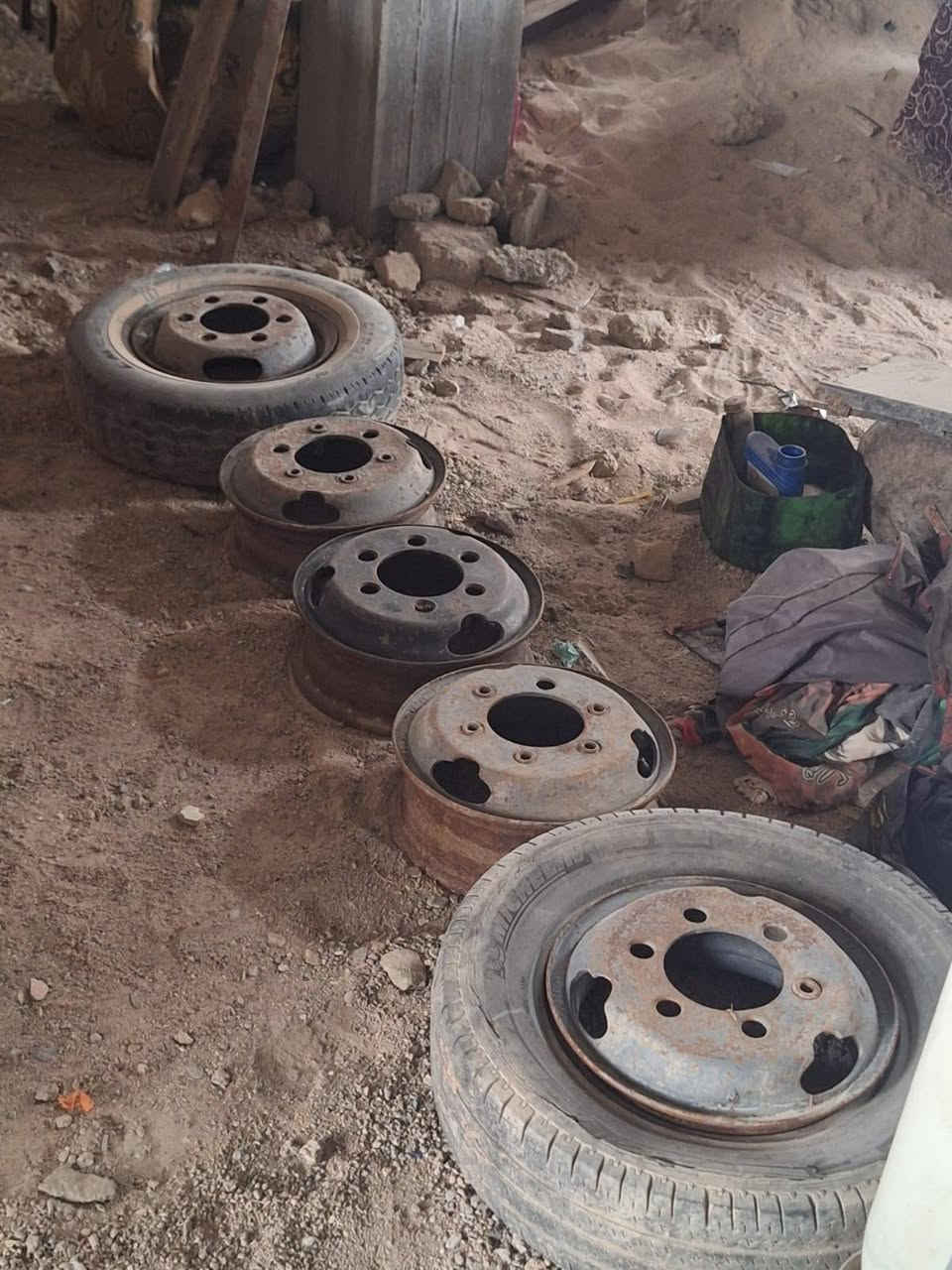 السلام عليكم اخوانة اهل الكروب دنكير +اكسل تيوتا  14 موحد مع ويلات 14 عدد 5 
الدنكير وياه الجعمقة والكصبة نظيف دسك مو بنز والكسل نظيف مابي اسم ونة. السعر مليون و200 الف وبي مجال استفسار ***********
