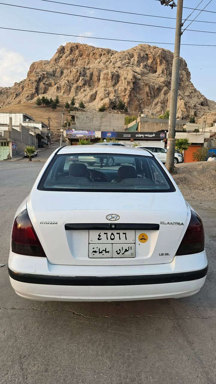 هۆندا ئەلینترا ٢٠٠٢ 
 ڕەقەم سلیمانی
 سپی  بەفری بێ بۆیاخ 
 چوار تایەی لۆك 
تەقەت و ڕەقەی نیە مالی دۆستە سەنەوی تازە بە سەر چوە
دینای مەسروفی تیا نیە تەبرید لە جیگا ئیش پیکە
نرخ.  58 گەڵا مجال
***********
*********** السليمانية, العراق
