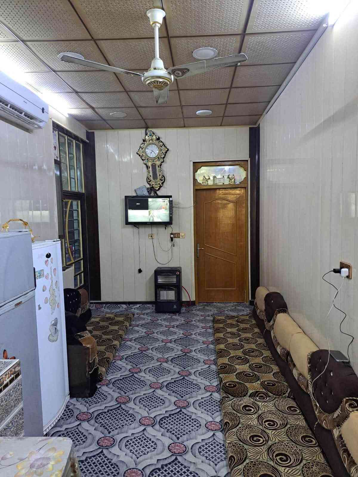 الدار للبيع بناء درجه اولى سنه 2020 في منطقة حي المهندسين المساحه: 105متر الواجهة 5,25 ونزال 20متر.  
الدار طابق ونص يتكون من استقبال وصاله ومطبخ وغرف عدد 2 وصحيات عدد 2
للاستفسار الاتصال على الرقم ***********
