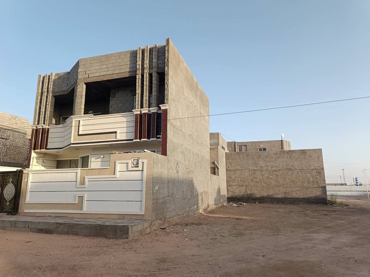 السلام عليكم بيت طابقين للبيع في 7 كيلو قرب قيادة شرطة  بناء حديث 2023 المساحة 200 متر طابق الاول حجر طابق ثاني بلوك بيت جاهز من كلشي تفاصيل اتصل على الارقام تاليه السعر 135 وبي مجال 
***********
***********
