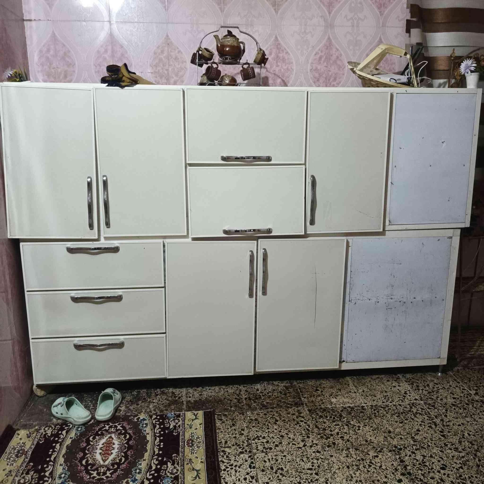 السلام عليكم يوجد غرفه نوم مع كنترو مع كاونتر للبيع للستفسار تصال على الرقم ***********
