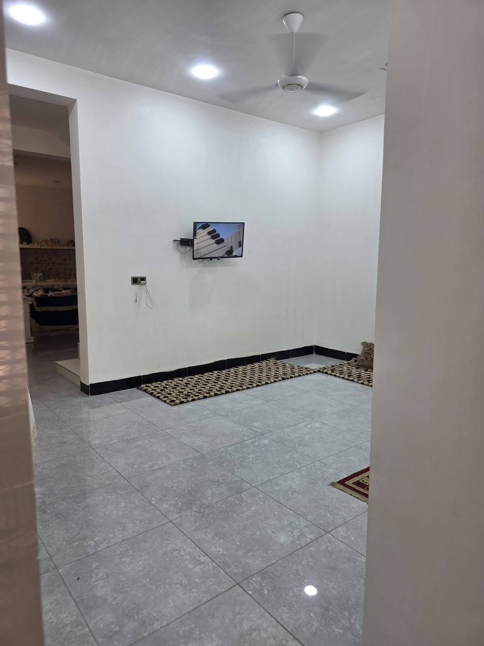 دار للبيع ...
الداينيه  .قرب الشارع بالفرع ثالث بيت  ..وبي سند ومكاتبه سند 25 المساحه 300
البناء 150بيت جاهز بناء حديث...و150 قطعه 
ماء مجاري كهرباء مولدة شارع ..ماصورته كله البيت هذني بعض الصور 
يبعد عن الشارع العام بيتين ...للاستفسار اتصل 
***********
