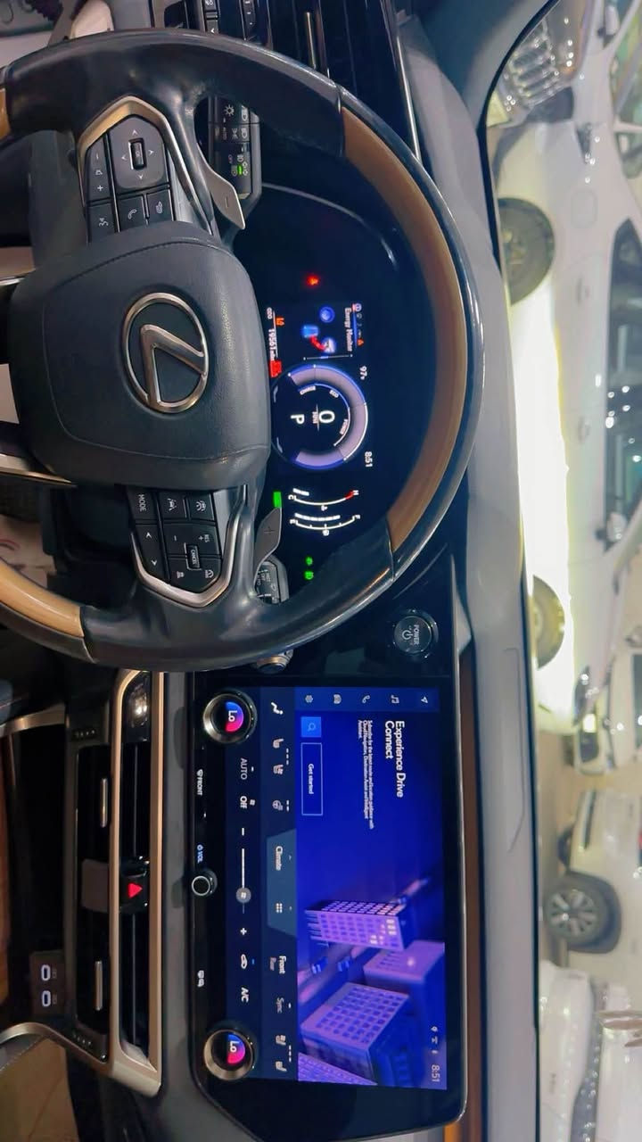 السلام عليكم لكزس RX350  موديل ٢٤  ماشي ١٩ الف للبيع سعره 34 الف بي مجال                ***********

