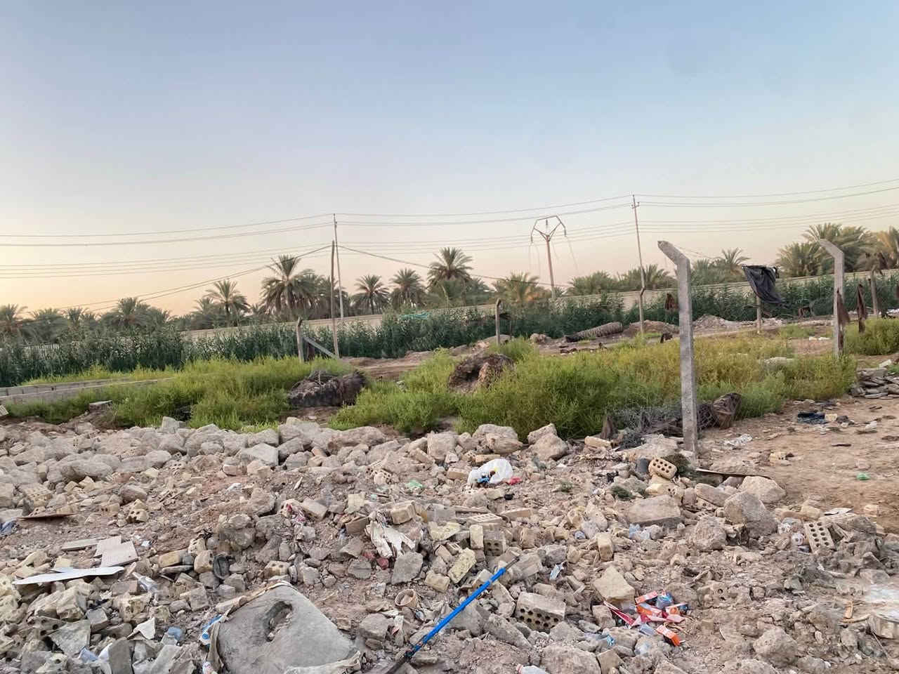 سلام عليكم 

قطعه ركن منطقه بدعت اسود خلف حسينية كمال الحيدري مساحه 290 متر اقرار محكمة و مسيجة تصلح منزل او  حسينية 

*********** واتساب او اتصال
