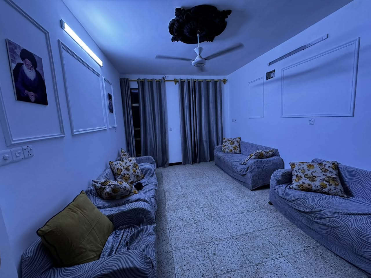 الدار للبيع ١٠٠متر مع الأثاث. بناء جديد طابق واحد. البلديات الضباط الثانيه الشارع الرئيسي شارع قاسم المختار. تبليط مجاري كهرباء مي. ***********
