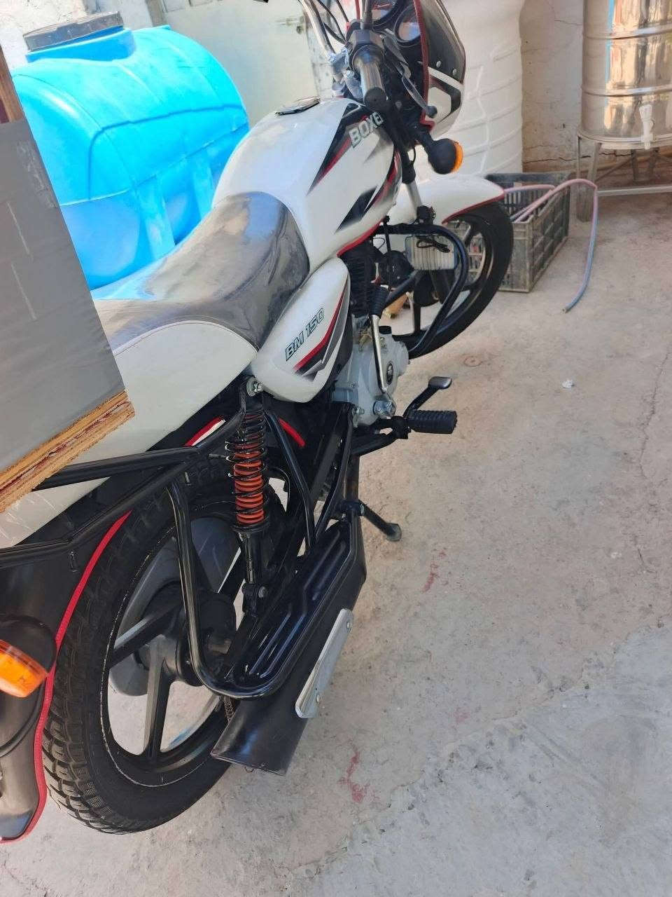 بوكسر موديل 2019شهر 12يوم29محسوب عل 20دراجة حيل حيل نضيفه مال بيت ما مشتغله توصيل ابد ماشية 27الف اوراق اصولي شرط ترقيم دراجة كلها بلادية ما مبدل بيها اي شي مفتوحه بس بوشة بلادية بدلت ولفات وبستم فقط لا تنقيص ولا تبخير مابيها اي نقص كلها شغاله كهربائيات كيج بانزين عداد سرعة  تخم تاير جبلي بيها مكاني ديالى بعقوبه *********** سعر 950وبيها مجال شي بسيط
