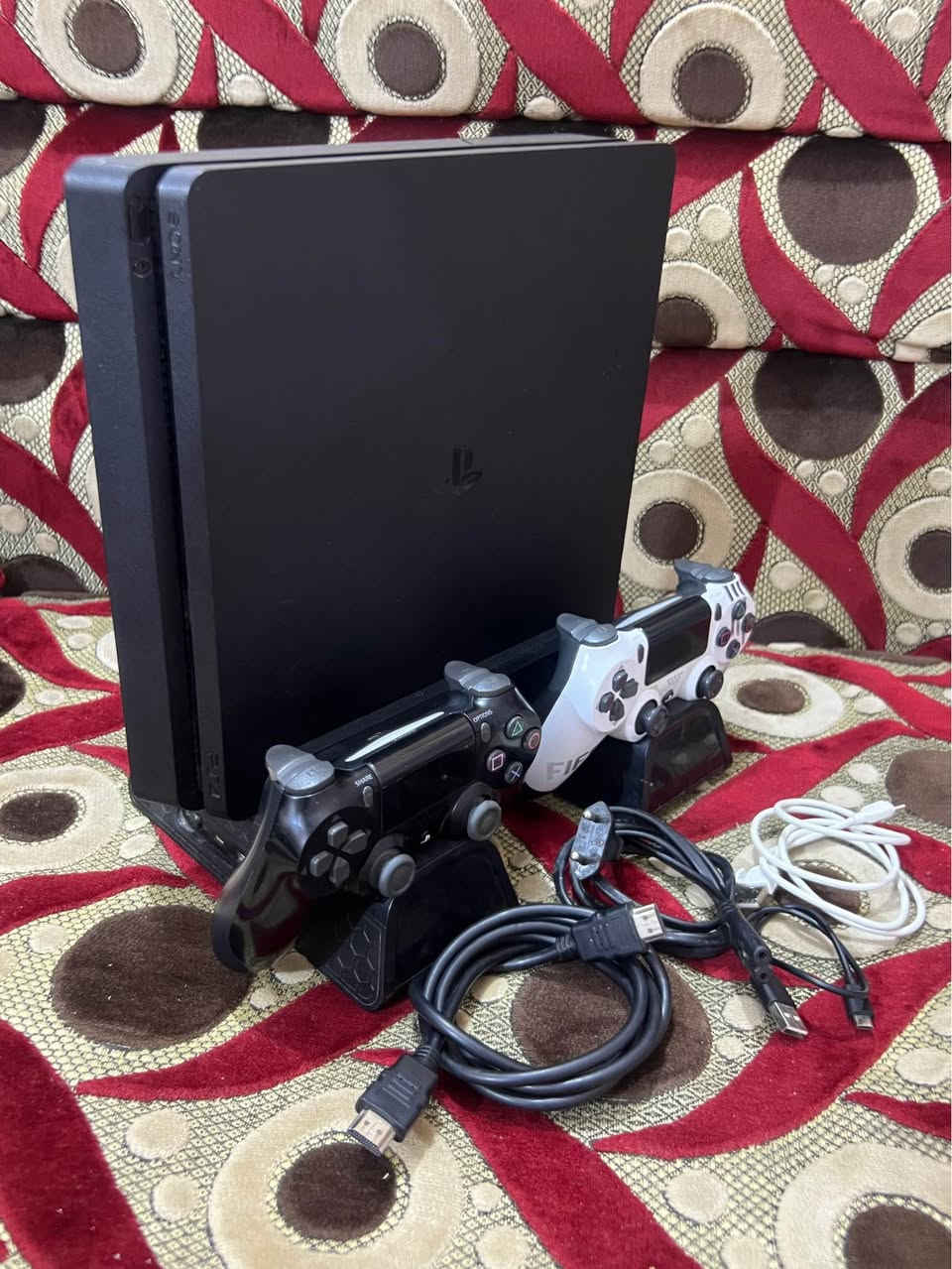 سلام عليكم بليستيشن 4 سلم مهكر ذاكرة 500GB لامصلح ولامفتوح لوك ستيكر شرط فحص وضمان كامل ملحقاتة جوستكات عدد 2 وقاعدة تبريد وكيبل تشغيل وكيبل HDMI وايرات الشحن 
وبي 4 العاب وتكدر تضيف بعد العاب 
السعر 250 مكاني البصرة الجمعيات 
*********** البصرة, العراق

نص مكتوب في الصور:
- Missed Jump تم ربح جائزة! ibrahim RMA WWW Grand Theft Auto Vice City PlayStation 2 PS4 PES 2013 MINECRAFT PLAYSTATION 4 EDITION Stray بدء