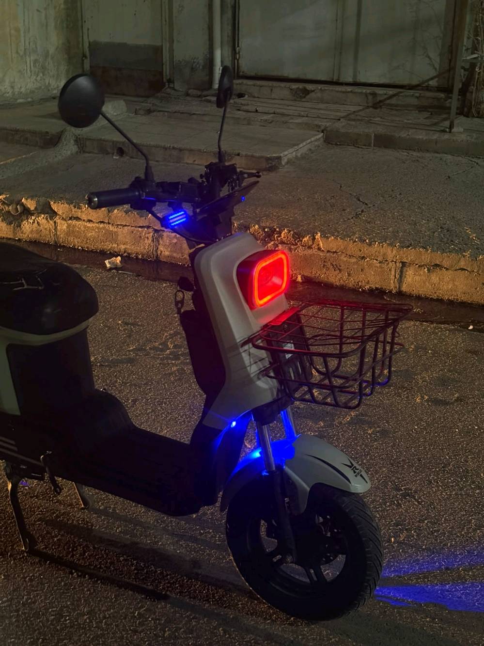 *السلام عليكم ورحمة الله وبركاته* 👋
*ماطور R8* 🛵  
*5 بطاريات* 🔋  
*شغال كامل* ✅  
*كله شرط* 💯  
وعل فحص 🌪
*نضافة فول* ✨  
*السعر 350قفلل* 💵  
*المكان موصل* 📍