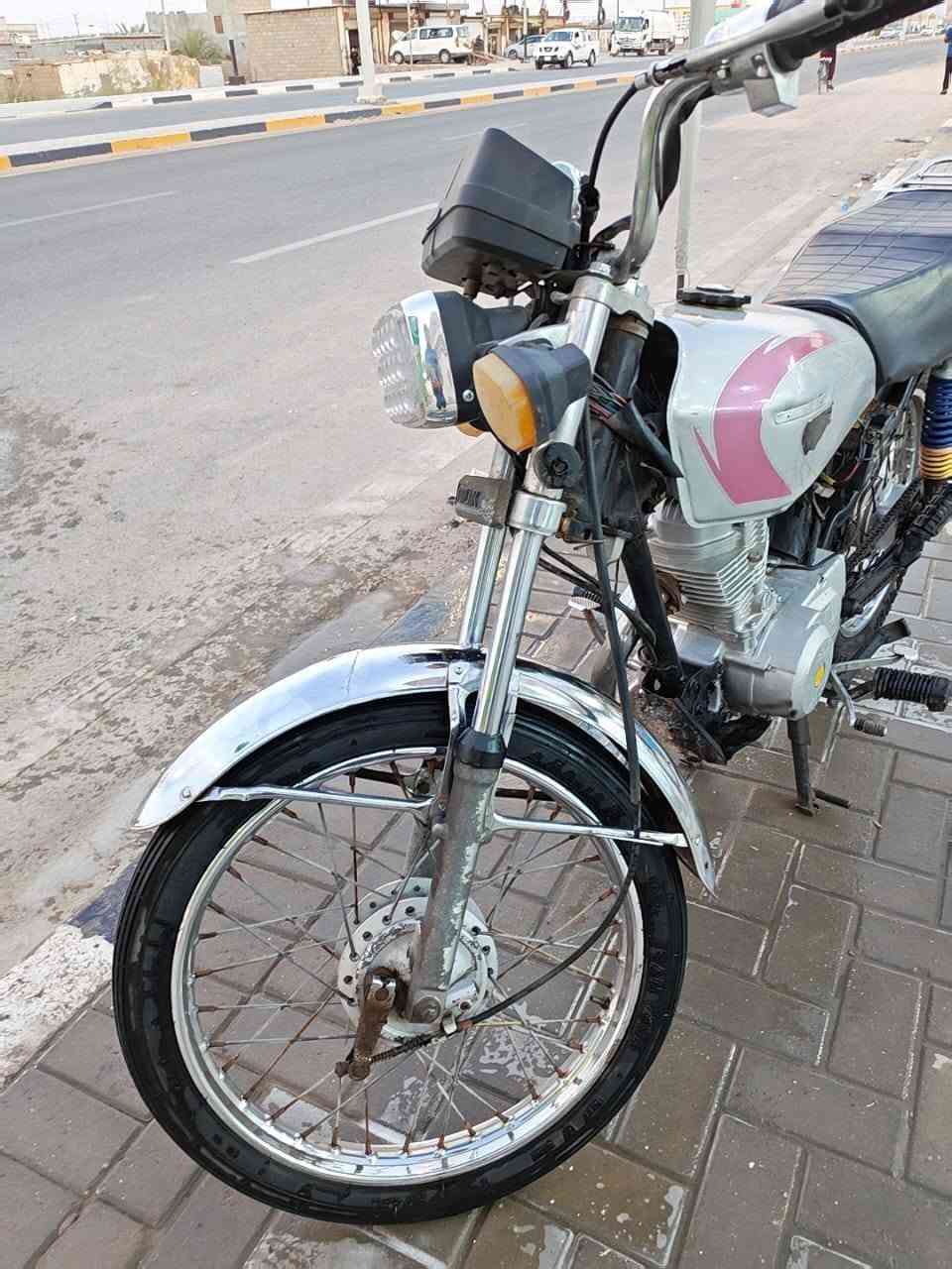 دراجه إيراني
محرك نضيف ما مفتوح
زوج تايرت جدد
الدراجة بدون أوراق
يرادله ترتيبات بسيطة
كهربائيات شغاله
باتري جديد كلشي ما عايزه
سعره 475 بيها مجال بسيطة.
عنواني البصرة الجزيرة الريان
شراي اتصل على هذا الرقم 
رقم تلفون ***********
