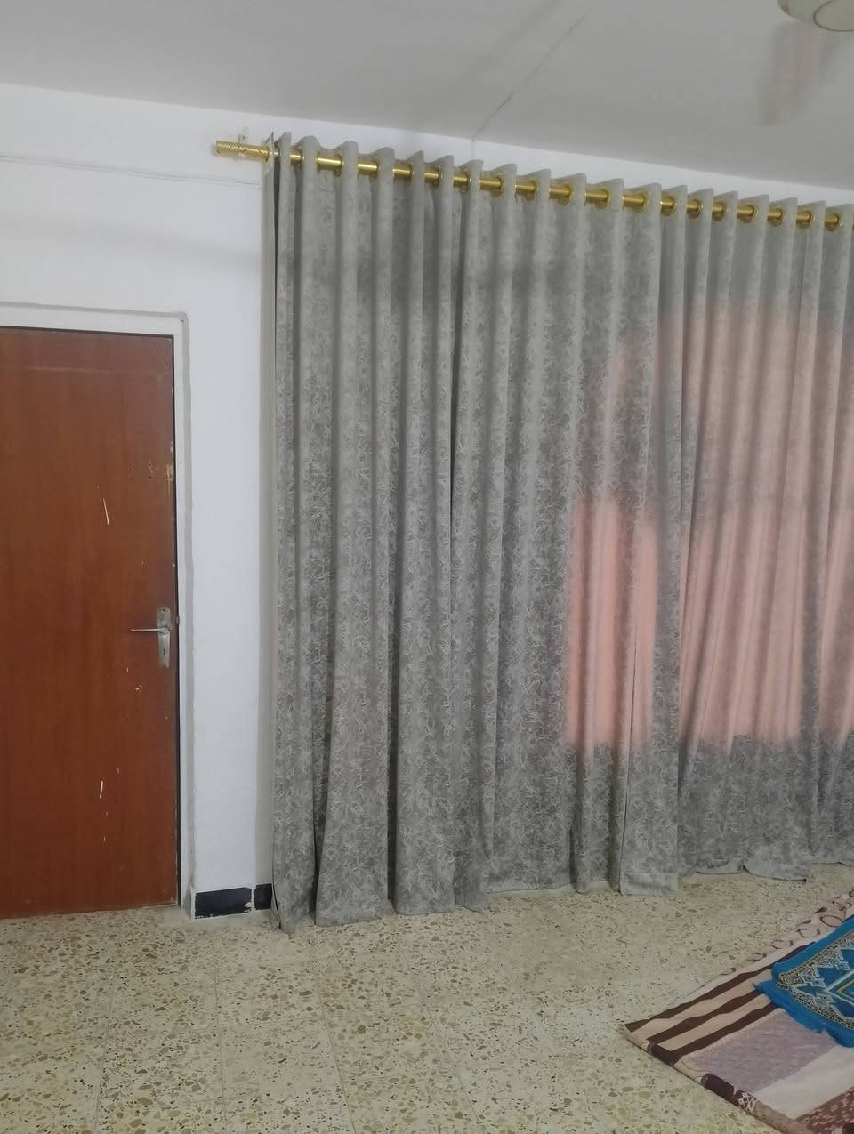 دار للبيع بالتقسيط أو النقد الموقع الحفرية المركز الاول مقابيل الاتصالات طابو صرف كامل الخدمات 300متر يحتوي على ثلاثة غرف واحدة طابق ثاني مع صالة غرفتين طابق أرضي مع استقبال هول مطبخ حار بارد حمام داخلي حمام تواليت شرقي غربي خارجي حديقه 4x8كراج يتسع 2سيارة للاستفسار الاتصال على الرقم ***********

