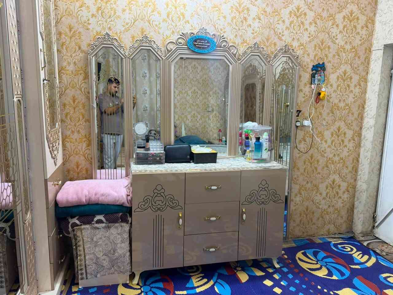 السلام عليكم غرفه نوم تركي جديده قبل سنتين شادها اي نقص ما بيها ونظيفه تجي تشوفها بعينك وتقتنع بيها غرفه حلوه وضخمه حته الصور مال معرض موجودات بلمنشور
مكاني بغداد البلديات 
للتواصل *********** متواجد واتساب 
السعر ب900 وبيها مجال ❤️
