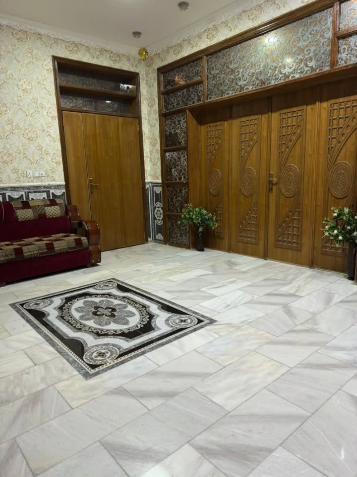بسم الله الرحمن الرحيم
بيت للبيع بناء حديث 2022
عنوان: بابل حله حي الاساتذه خلف مستشفى دكتور عادل الكرعاوي 
 الدار مكون من طابقين وثالث 
الطابق الاول:
غرفتين نوم ،مطبخ ،صالهّ استقابل ّ مجمع صحيات ّموزع ودرج 
الطابق الثاني :
 خمس غرف نوم ،مجمع صحيات  ، موزع ،درج 
الطابق ثالث بيتونه 
دار كامل من اي نقص  
جاهز للسكن 
غرفه واسعه 
مساحة الدار 300م واجه 15ونزال 20
 للاستفسار اكثر او. السعر اتصال على رقم 
*********** 
السعر راسلني خاص
