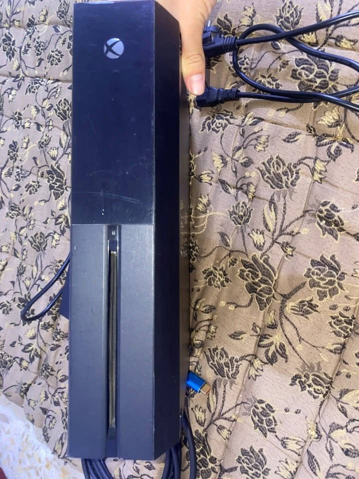 يوجد اكس بوكس وين فات للبيع شغال بي اشتراك كيم باس التمت باقي ليه ٥٠  يوم كامل ملحقاته للبيع بسعر ١٠٠ الف 
واتساب***********
