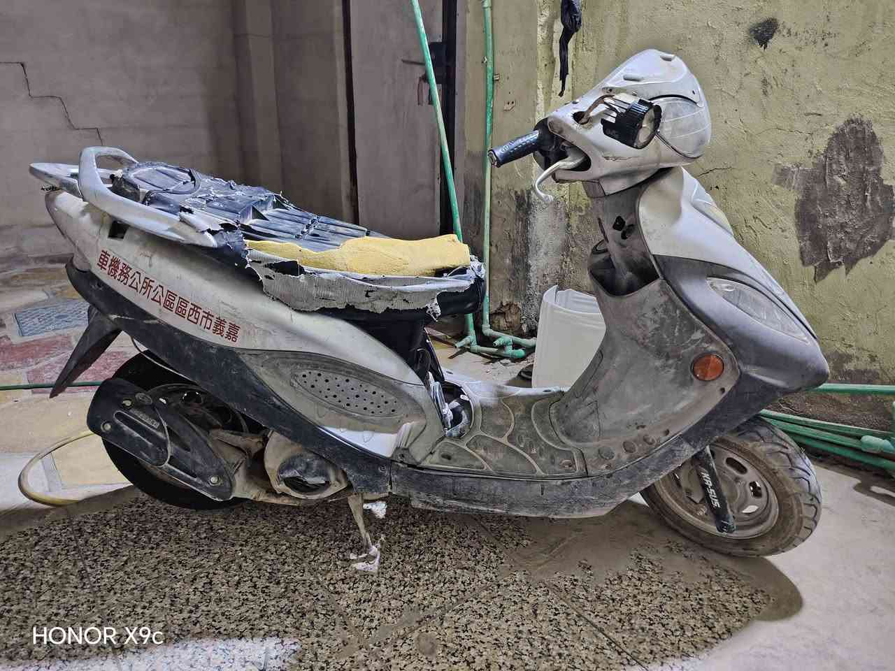 كامكوو شغاله نكره سلف حتا ب ١٠٠ لف ابيع بيها لايت زنون وشرط تايراتها جددسبوع من شديتهن بس اريد اخلص منها
اخوان الخاص محظور منه يشهد الله هاذا رقمي لتواصل بيه واتساب ***********

نص مكتوب في الصور:
- HONOR X9c