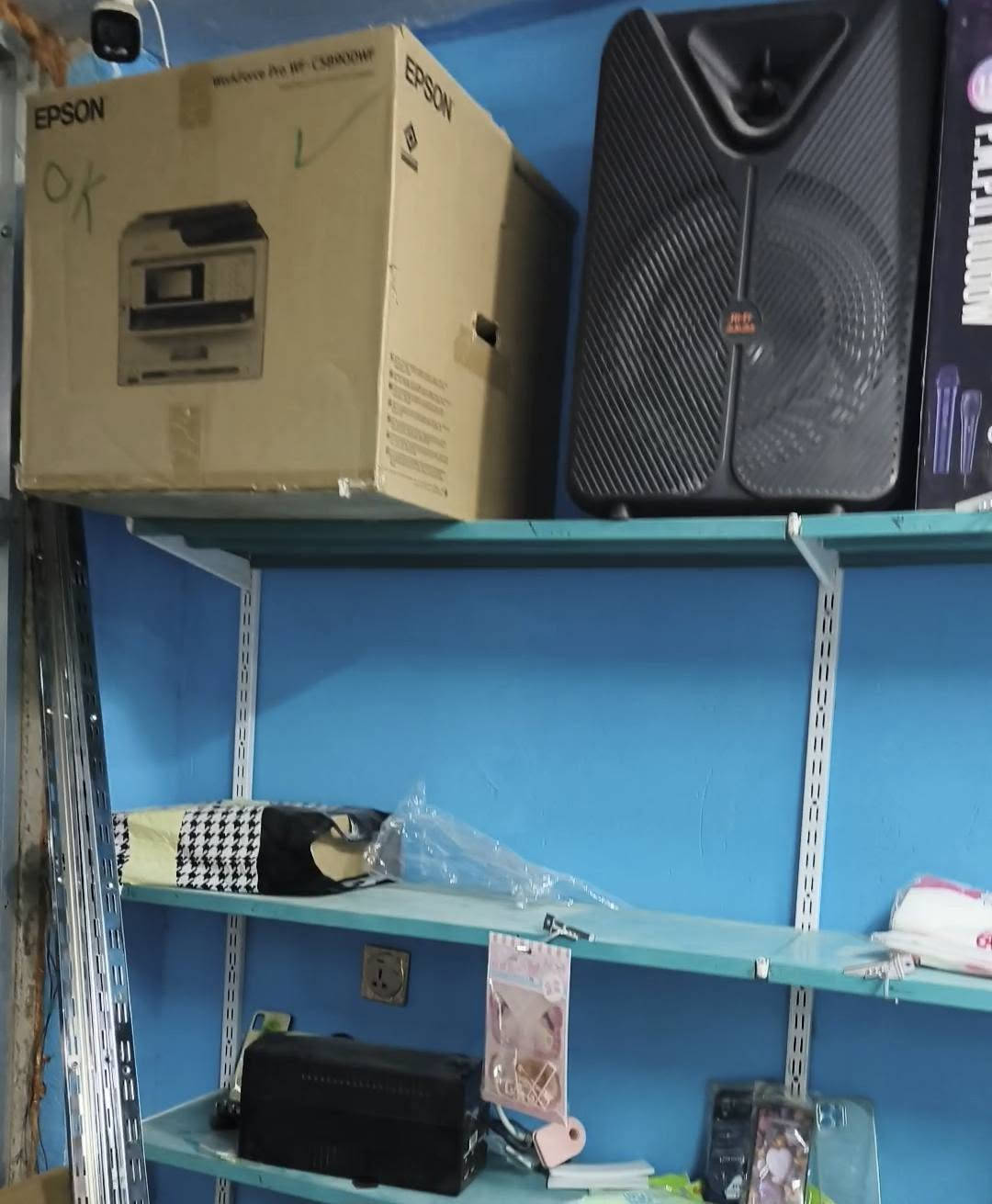 السلام عليكم
رفوف تعليق كامله ونظيفه وبسعر مناسب جدا 
عدد ٩ قطع يعني ٩ أمتار مع السكك والشيالات 
أربع سكك 
وشيالات كامله
وورفوف حديد عدد ثنين سعر الواحد ٢٠ ألف 
مكاني رمادي النساف
***********

نص مكتوب في الصور:
- CAMON 40 Pro 5G 23mm f/1.8 1/105s ISO440