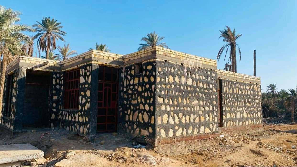 السلام عليكم ورحمة الله وبركاته منزل للبيع المساحة: 260 متر مربع زراعي سند 25 التصميم: بناء حديث، طابق واحد. المكونات: 2 غرف نوم، مطبخ، صالة، براني، حديقة. الحالة: على الوضع الموضح في الصور. الموقع: قضاء الدغارة، خلف مجمع كميل، قرب مضيف شيخ الهلالات. للاتصال: ***********
