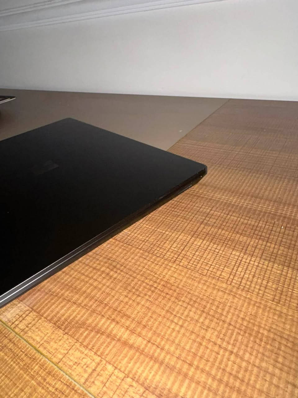 دورات الشحن فقط 33!🔥
💻 Microsoft Surface Laptop 4 - 15" (أعلى مواصفات لرجال الأعمال وصناع المحتوى)
النسخة الأرقى والأقوى بالكامل بحجم شاشة كبير 15 إنش! مواصفات جبارة جداً تجمع بين معالج i7 الجيل الحادي عشر، رام عملاق 32GB، وهارد ضخم 1TB، لتمنحك أداءً فائق السرعة وبدون أي 
تأخير مع أنبل تصميم معدني فاخر.ومشحون 33مره فقط

 المعالج: Intel Core i7-1185G7 (الجيل الحادي عشر - أداء خارق وسريع).
 الذاكرة (RAM): 32 جيجابايت (سرعة فائقة 4267MHz لتعدد مهام لا محدود).
 الهارد (SSD): 1 تيرابايت (954GB صافي) NVMe فائق السرعة.
 كارت الشاشة: Intel Iris Xe Graphics.
 الشاشة: PixelSense بحجم 15 إنش عالية الدقة تدعم اللمس بـ 10 نقاط مع دعم القلم.
 المميزات: شاشة كبيرة وأنيقة جداً، وزن خفيف، كيبورد مريح للطباعة، نظام صوتي عالي النقاء، وبطارية تخدمك طوال اليوم.
 السعر: 850 ألف دينار.
📲 للطلب والاستفسار راسلونا خاص أو واتساب: ***********
📍 اورا تك - خيارك الأفضل لأجهزة اللابتوب الاحترافية
