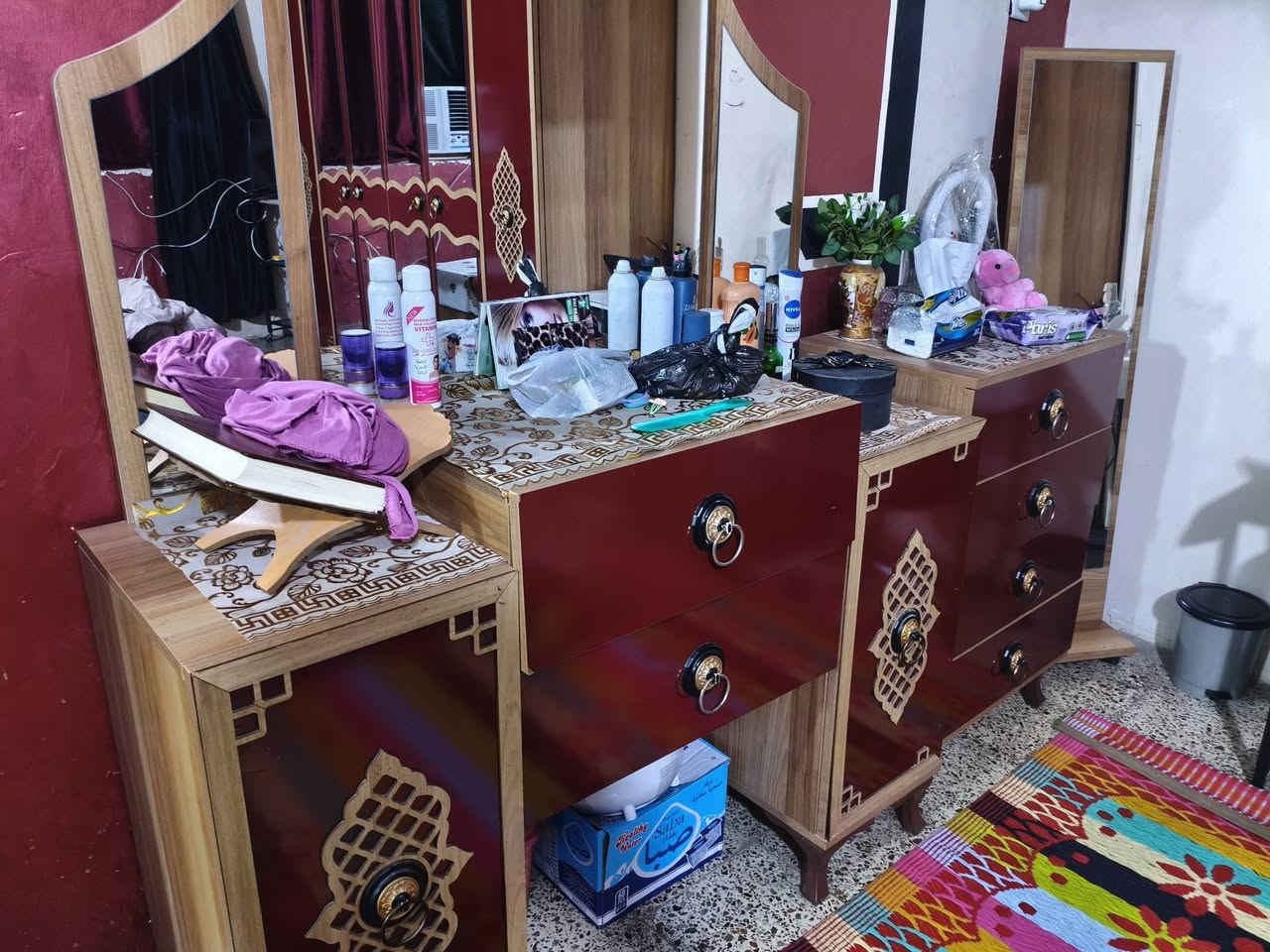 غرفه نوم تركي مستعمل سنه فقط جديده الكنتور 6 بوب وميز تواليت وجربايه ام النفرين وجزامه خشب تجي ويا الغرفه والسعر 700 وبيها مجال المكان بغداد الشعب التواصل والاستفسار ***********
