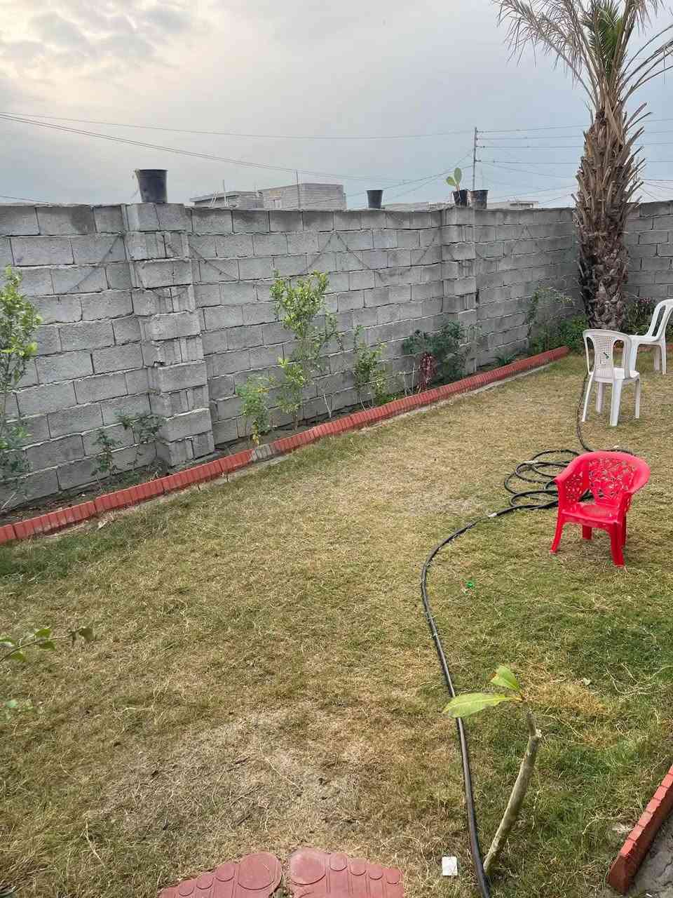 بيت للبيع مساحة الگاع 375م مساحة البناء 250م متكون من 
غرفتين +صالة كبيرة+مطبخ+استقبال ومدخل+گراج سيارة+حديقة جانبية. بناء بلوك البناء حديث. شارعة 7 مترات 
مكانه حي الجولان الثانية قرب صيدلية عطر الربيع

للاتصال: ‭*********** او ***********
