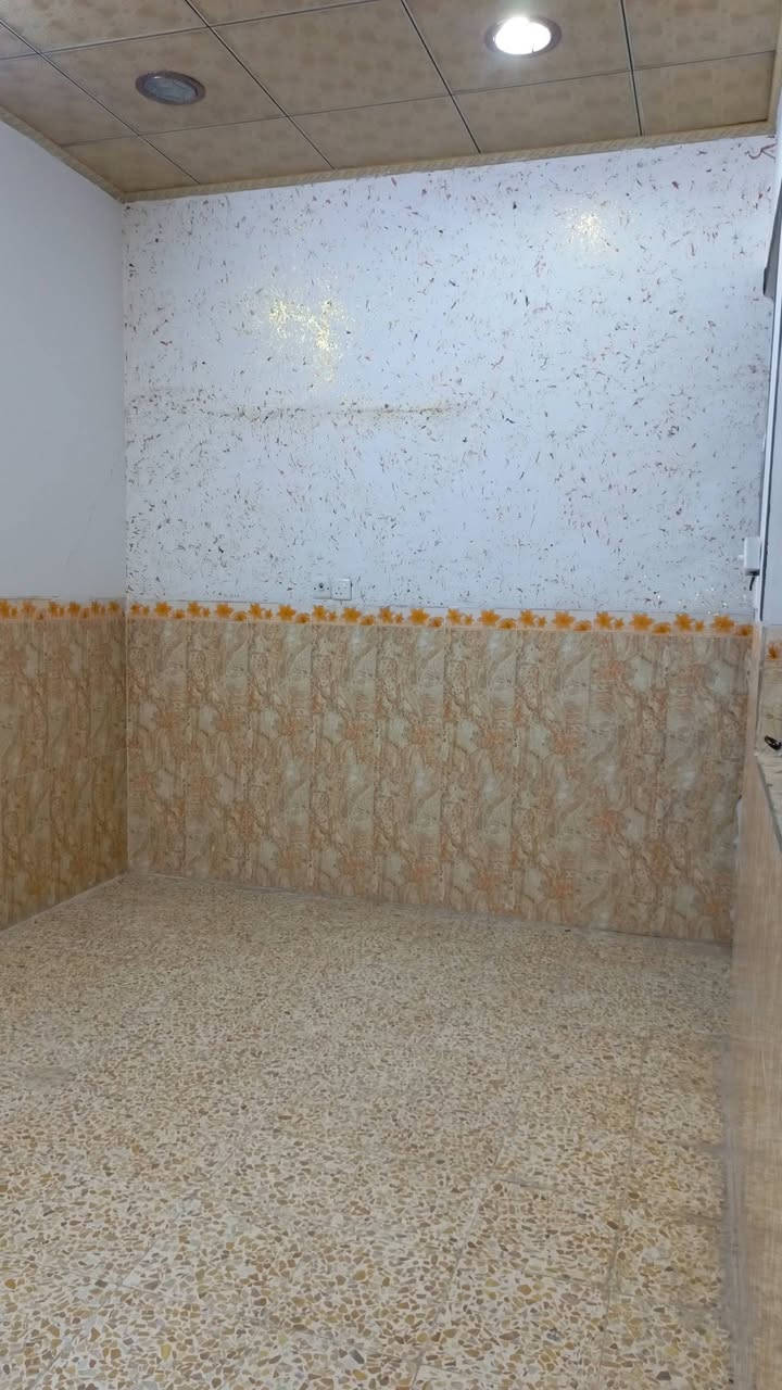 دار للايجار حي سومر112 بالقرب من جامع
صاحب الشفاعة مساحة الدار 125متر طابقين 
3 غرف نوم هول2 حمام2 مطبخ استقبال 
 للاستفسار الاتصال على الرقم 
 ***********
