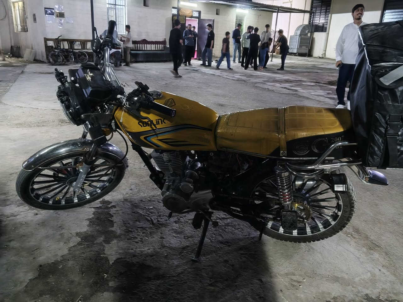 دراجة سونك 200cc خمسة كير 
دراجة نضيفة حيل ماشية 20 الف موديل 24
محرك كير كفالة افحص وشوف اوراق سكنر سعر 750 الف مكاني البياع رقم ***********
ابيع وياهه صندوك
