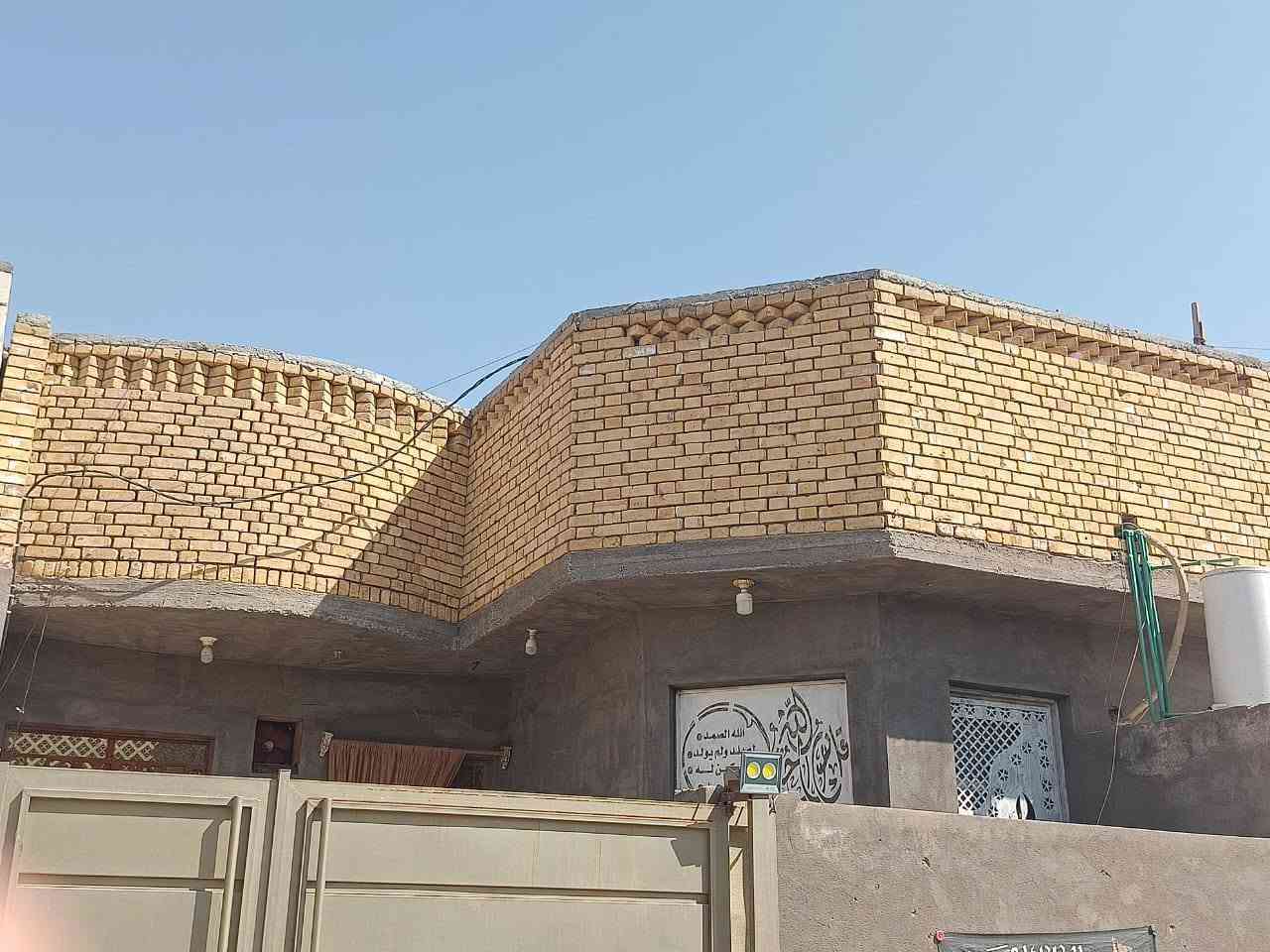 سلام عليكم بيت بل الصخيين قرب الحولي بالماسحه 153بيت جاهز رباط ارظي كونكريت البناء طابوق غرفتين وصاله ومطبخ وحمات داخلية وخارجية واستقبال الصطح كله اشتايكر بيت جاهز مجهز أي السعر 110, رقم التليفون ***********والسعر قابل للتفاوض
