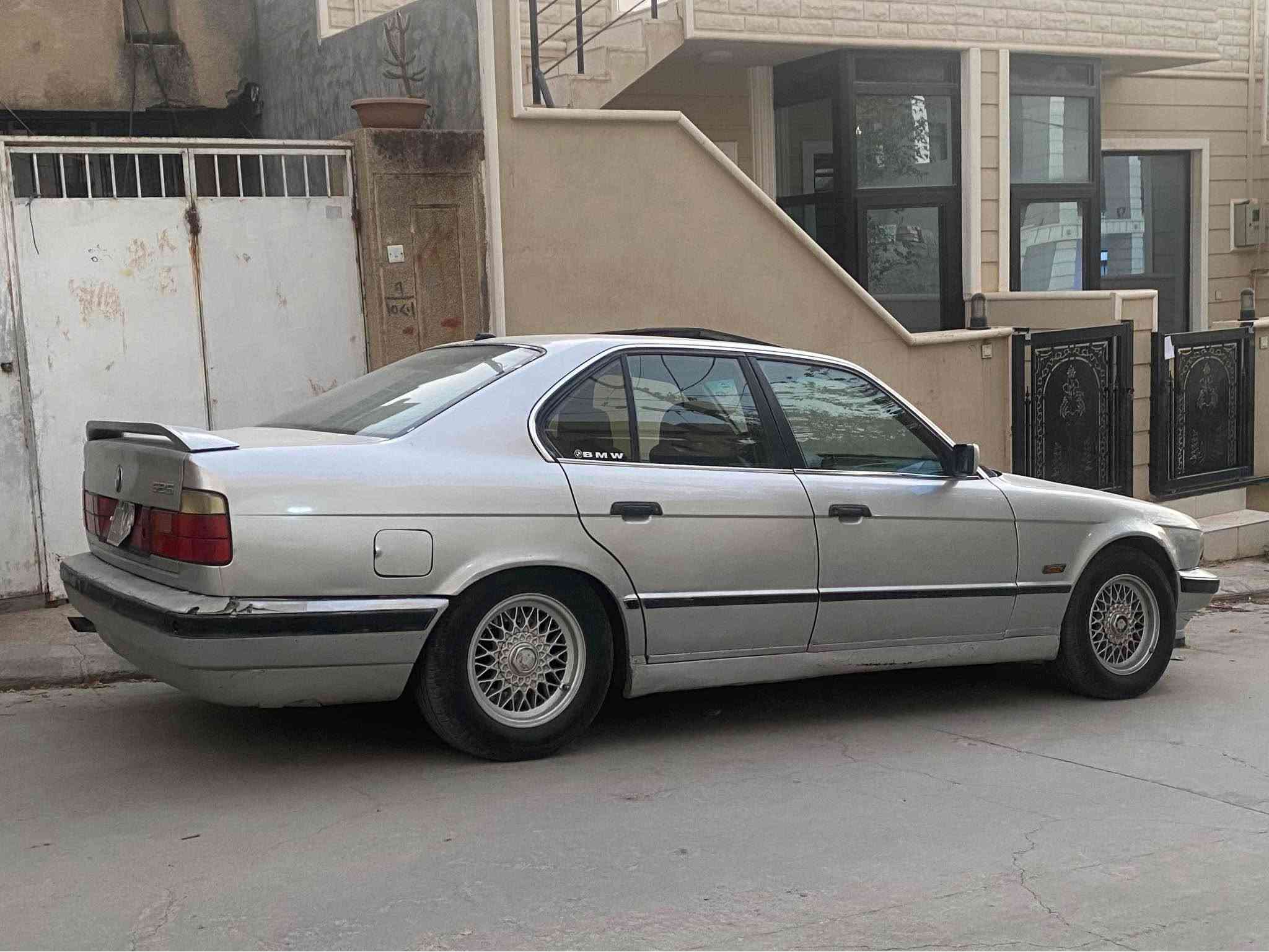 ئارم پلاستیک هەولێر بەشەرتی حجزو ئەوەلیات
مۆدێلی ١٩٩٢ تەبرید بەشەرت ئۆتۆماتیکە سلایتە پەردەیە
ناو غورفەی شەریکەیە زۆۆر جوان ماوەتەوە هیچ دە عموو لێدراوی نیە گێرو مەکینە بەشەرت  سەیارەکە بەس دەعامی دواوەی ناشرینە نرخی ٣٩ گەڵاو معامەلە سەیرەکە دوو ساڵە پێمە زۆر لێی رازیم .
***********
*********** السليمانية, العراق
