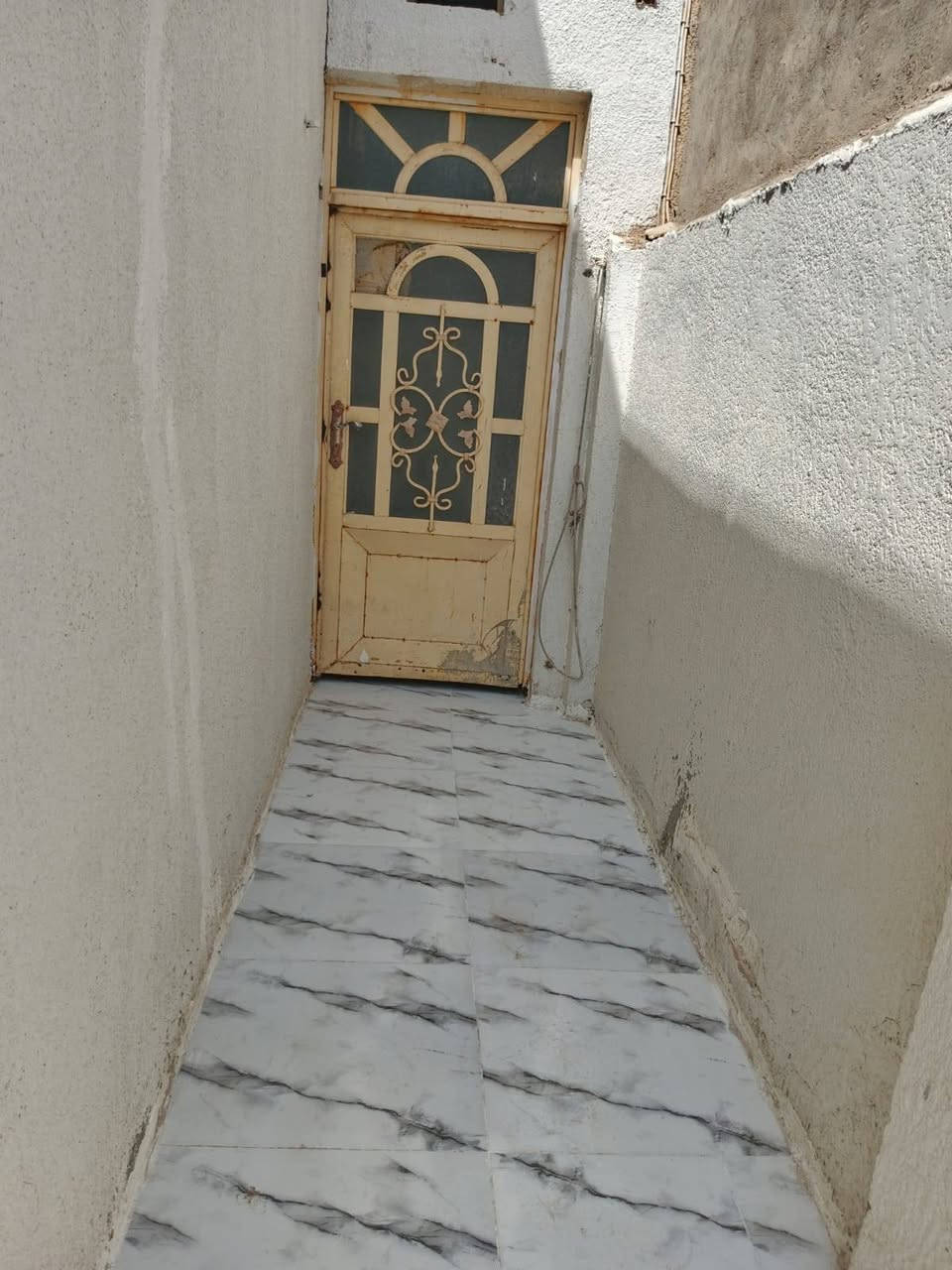 بسم الله الرحمن الرحيم.                                                  عرض حي ميسان قطاع 73 شريط ميسان مساحه 100متر سعر 12مع مجال    عرض شارع 10متر.                 يحتوي على طارمه مطبخ ستقبال صاله وغرفه وكشوفه حمامات داخليه وخارجيه                                                  موقع مكتب حي ميسان شارع كيات قرب تقاطع بواري.           مقاولات عامه مناسبه.                                                    رقم للستفسار ***********
