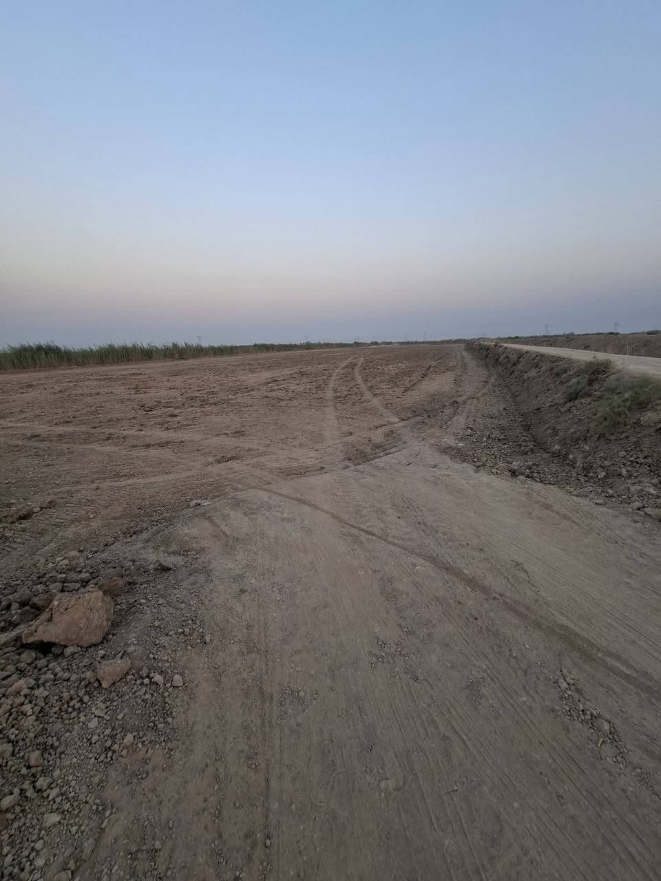 كاع زراعيه ٩ دونم الإيجار يوجد ماء وكهرباء  العنوان المدائن هور الدرعيه الثانية الاستفسار على هاذ الارقم***********
