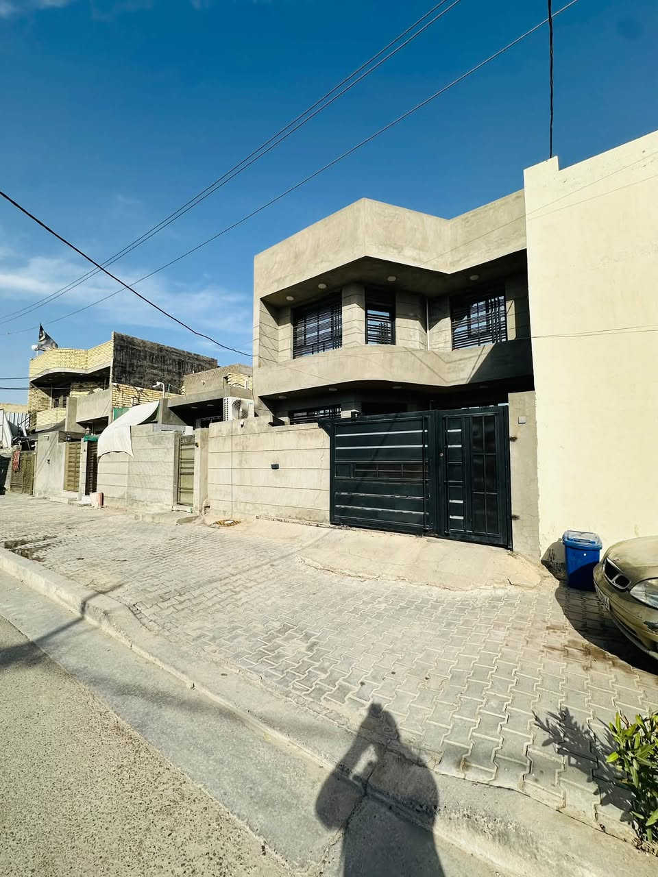 دار للبيع
الدار للبيع المساحة 150 متر. 7.5*20 

موقع الدار المحموديه  حي بدر قريب الشارع العام  

دار بناء نضيف جداً 

طابقين  

الطابق الأول / يحتوي على   واستقبال ومطبخ  وحولي وغرفه نوم وصحيات عدد 2 ومناور عدد 2

الطابق الثاني / يحتوي على 3 غرف نوم    ويحتوي على صحيات عدد1

***********
