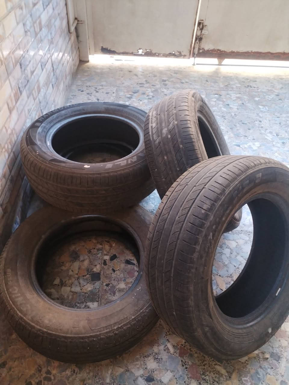 للبيع — 5 تايرات Wanli
للبيع 5 تايرات Wanli قياس 225/60 R16، أصلية ومستخدمة استخدام خفيف، وحالتها زينة جدًا وما بيها شي، بس تحتاج تنظيف من الوصخ.

السيارة مشتراة زيرو والتايرات أصلية وياها.

💰 السعر: 250 ألف دينار للخمسة
📍 المكان: [بغداد الكرادة تقاطع الاورزدي]
📞 للتواصل: [***********]

الجادين فقط، والسعر قابل للتفاوض بالمعقول.

