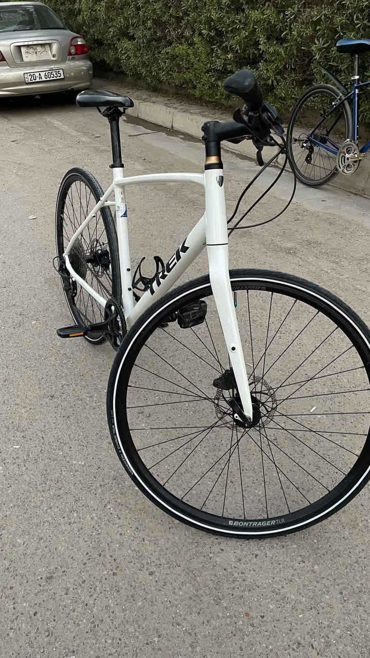 السلام عليكم شبابنة الطيبين
TREK FX3 2022 WITH CARBON FORK
قياس الفريم لارج L(56)
ماشة كاربون 

سستم شيمانو ديور حديث 1X10

 بريكات هيدروليك تيكترو 

البايك ختم واحد من ويالة وانت صاعد سرج بوري سرج ستيرين بونتريكر 

المكان بغداد الغزالية  التواصل خاص او الاتصال ***********
