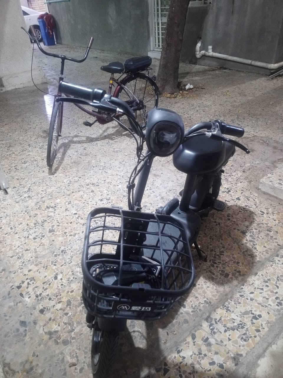 دراجه شحن للبيع 4 بطاريات وياها شاحنتها الاصليه مكانها بصرة 300 وبيها مجال للشراي
*********** فقط تواصل واتساب
