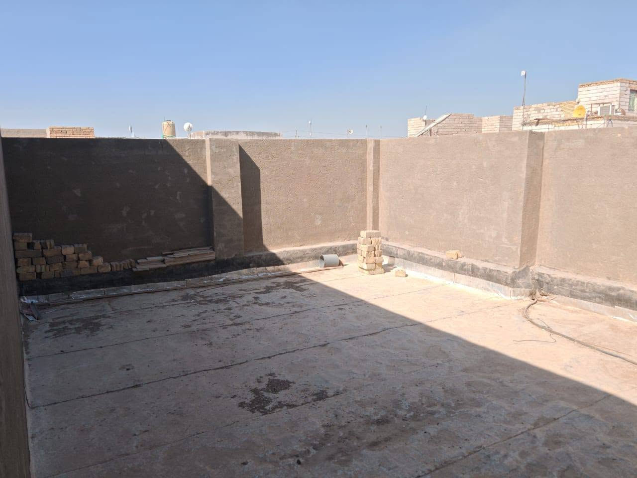 بيت للبيع مساحة ٨٠٠ متر مساحه البناء ٢٥٠ طابقين يحتوي على عدة نخيل ومرافق صحية متعددة يلصح ان يكون حسينيه للزوار المكان كوفه حي ميسان التواصل ***********
