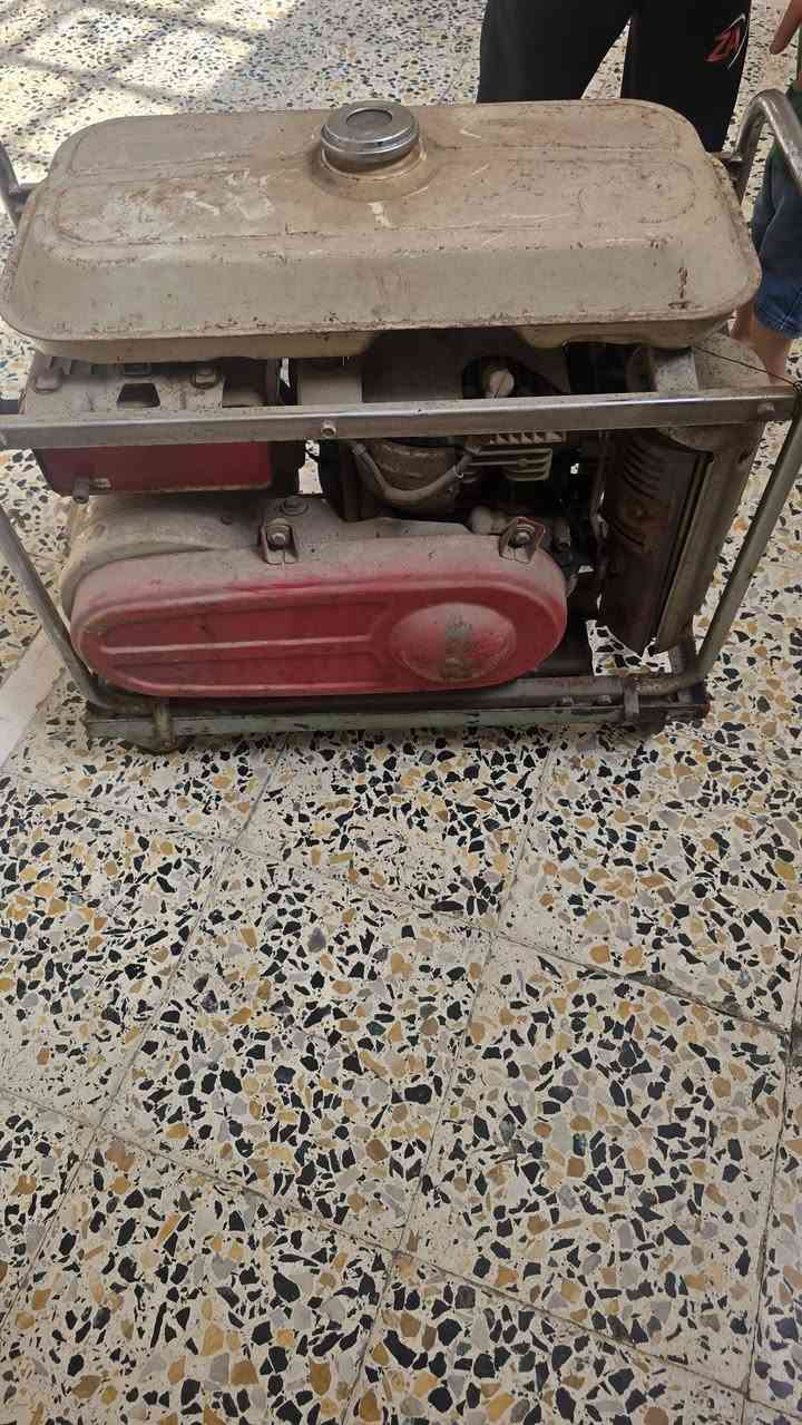 مولدة هونداي 
 متروكة صار ١٠ سنوات 
 بانزين 
 15امبير 
 سعرها 200وبها مجال 
 اذا شراي اتصل بلرقم 
***********
P
