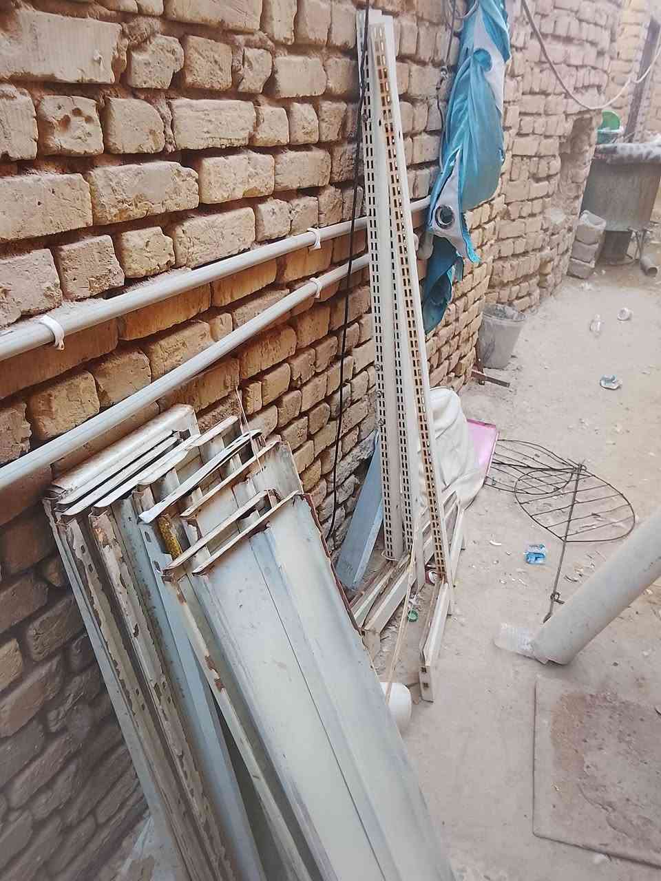 السلام عليكم رفوف للبيع بسعر مناسب وياهن سفينه الطوب مترتين الشراي بخدمته رفوف مالات 
077327827
