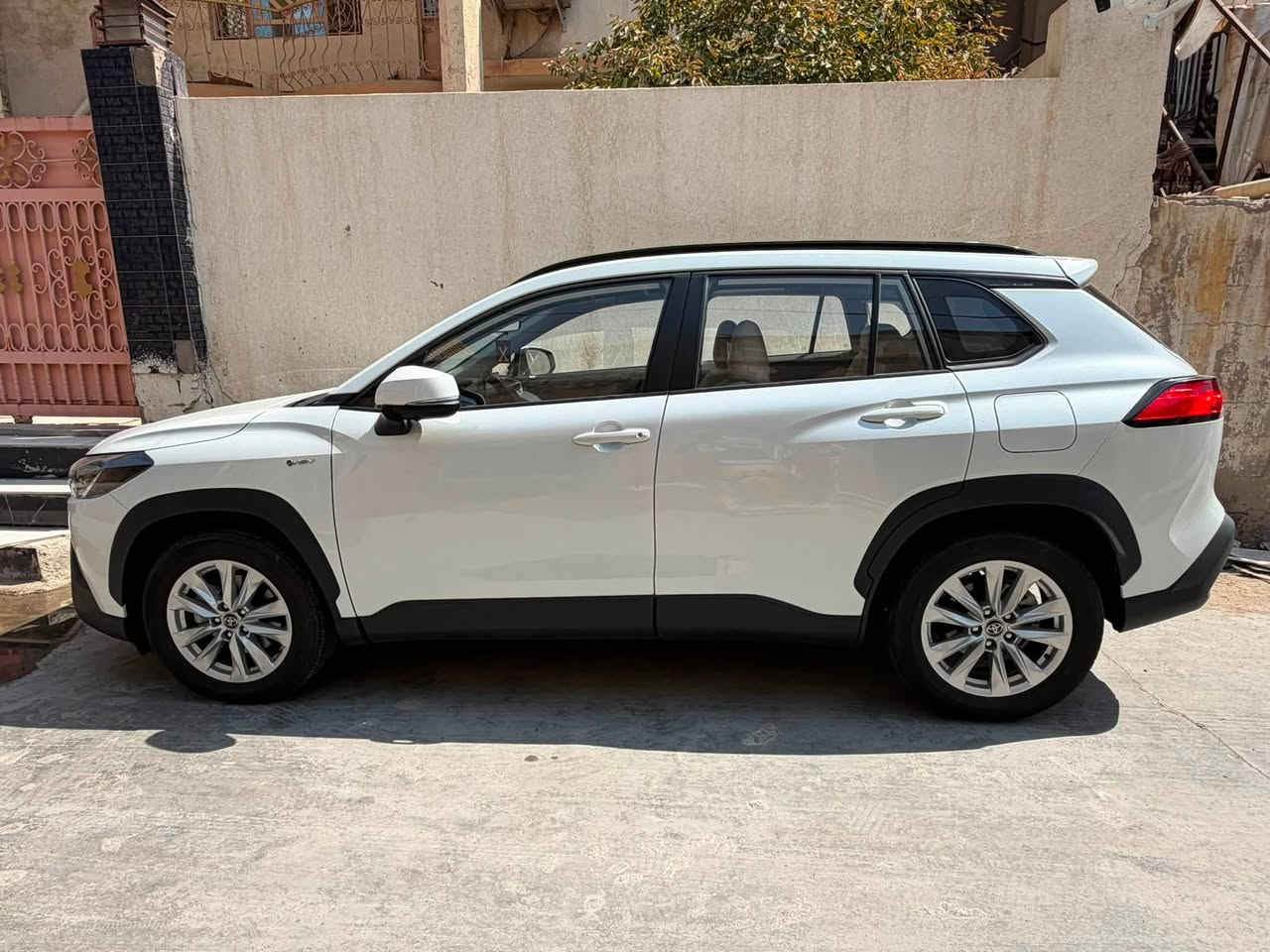 كورلا كروز  2025
ماشية 7000 km

اخذتها قبل شهرين زيرو من شركة الفرس الأبيض

مرقمة بغداد 
كلين تايتل
المواصفات:

محرك 2000 سي سي – 4 سلندر هايبرد

مقاعد جلد لون اوف وايت بلادي

مقعد السائق كهربائي

دخول وتشغيل بالبصمة (عدد 2)

أربع كاميرات 360° مع نظام تسجيل وخزن بلادي

إشارات مدمجة في المرايا الجانبية

تبريد أمامي وخلفي

فتحة سقف بانورامية (سلايد)

نظام مراقبة ضغط الإطارات (TPMS)

رادار أمامي مع مثبت سرعة

أنظمة أمان متقدمة:

• التحذير من التصادم الأمامي

• الكبح التلقائي

• التحذير من مغادرة المسار

• نظام المحافظة على المسار

مصابيح بروجيكتر

نظام مانع انغلاق المكابح (ABS)

صندوق خلفي كهربائي

للاستفسار الاتصال على  

***********
