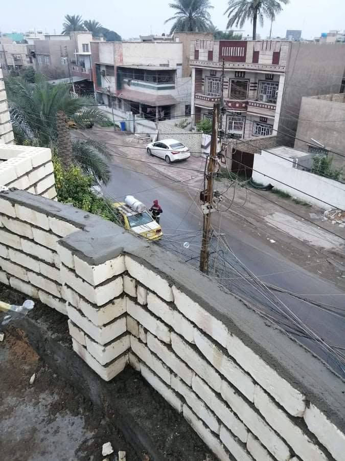 خلفه بناء متفرغ حالين،
***********
