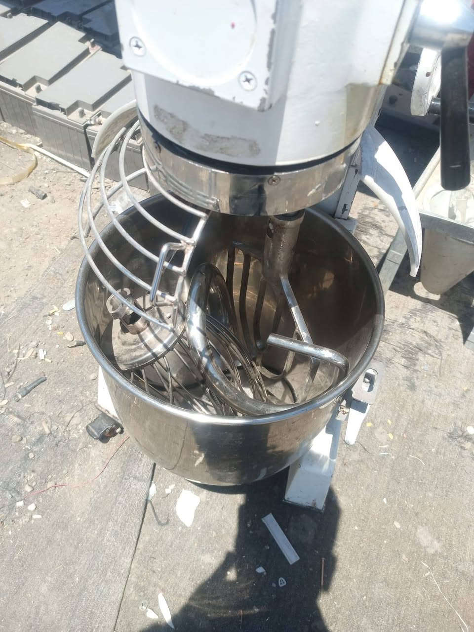 خلاط ماليزي ٣٠ لتر اخوتة جديد واحد شهر مستعمل غراض كامل وياهة كربايي سنكل
*********** واتساب ***********
