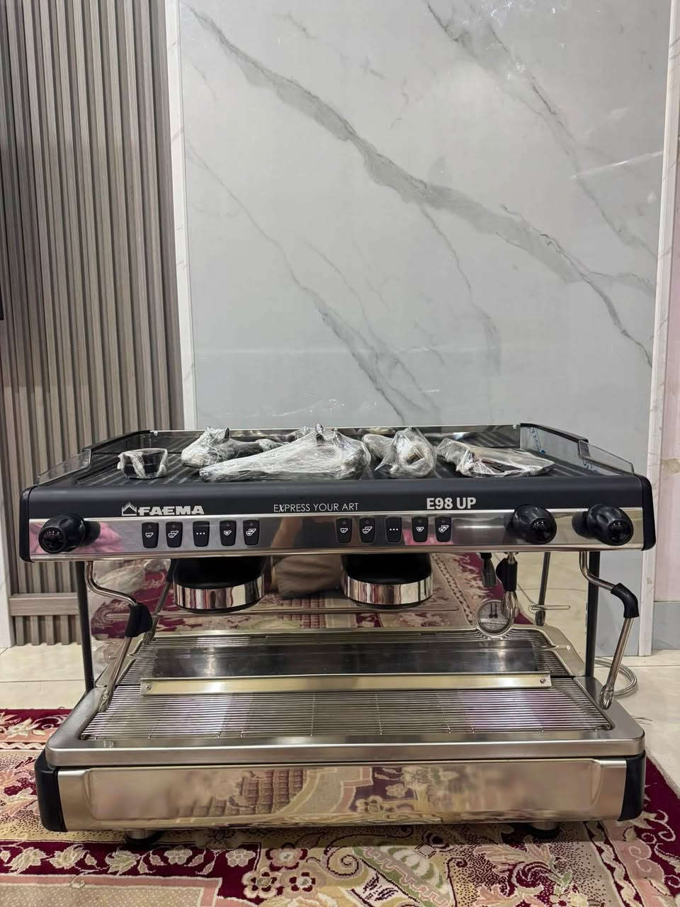 السلام عليكم
مكينه گهوه ايطاليه جديده مستخدمه قليل شوفت عينك و كاملة غراضها الاستفسار السعر لو ماسنجر لو وات ساب 
الرقم ***********
العنوان :الحريه / الدولعي
