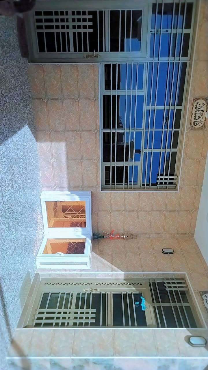 بيت للبيع خلف محطه وقود سفينه النجاة بيت اجعاري المساحه 200متر تفاصيل اكثر اتصال ***********
