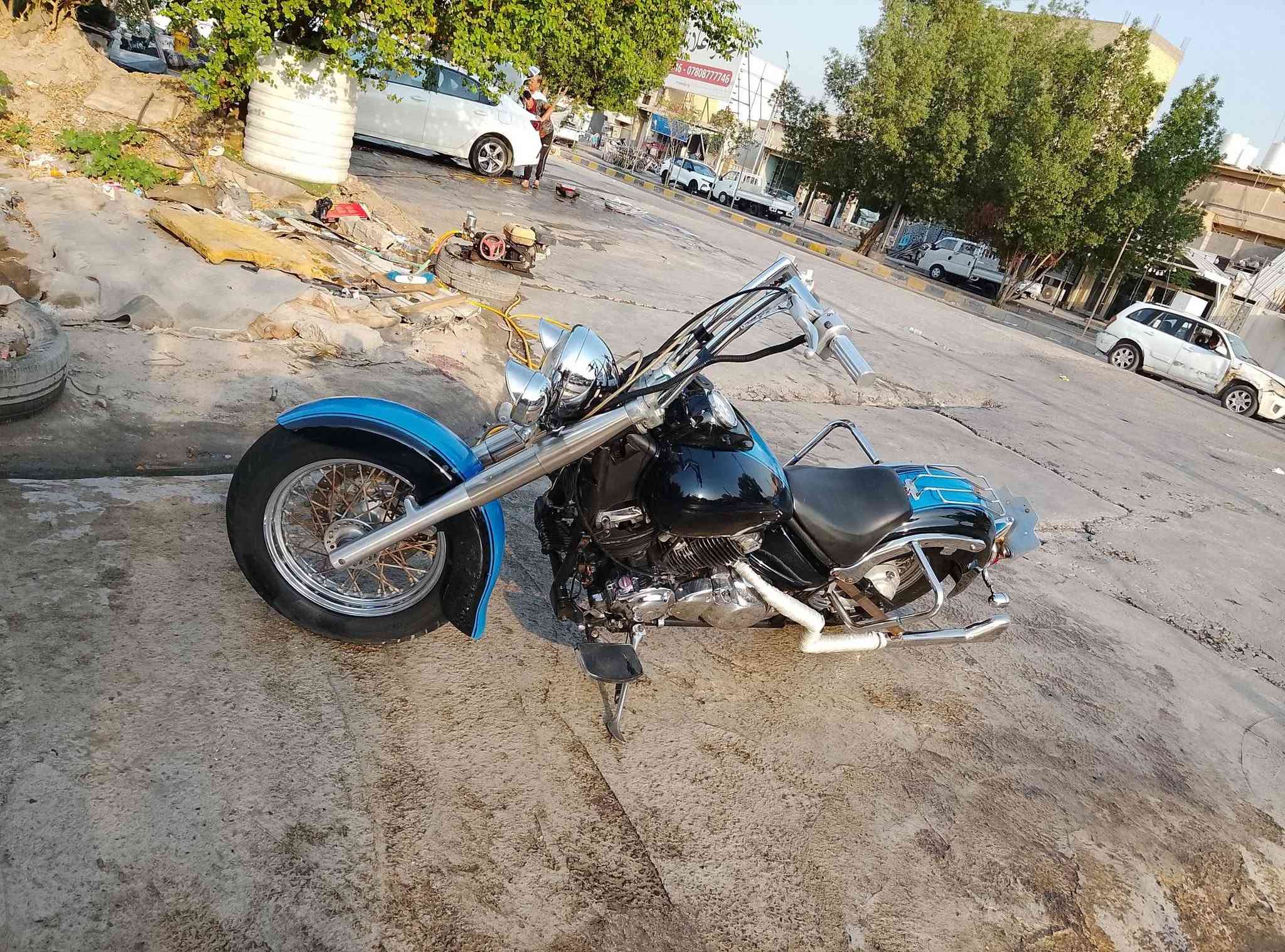 يالله السلام عليكم شباب دراك ستار 400cc
للبيع دراجه كامله ماناقصه اي شي اوراق  شوفه عينك 
1صالنصات يمنه ويسره 
2 لايت زنون عالي 
3 لون الدراجه بليل اسود بالنهار نيلي شذره تخبل
4كهربائيات كامله 
5 شي على شي دراجه ماناقصه اي شي فقط الدشلي مال السرعه 
ملاحضه اللون الازرك هذا لاصق شوكت متحب تغيره او شلعه ينشال 
السعر المطلوب 12$  مع مجال قليل ***********
