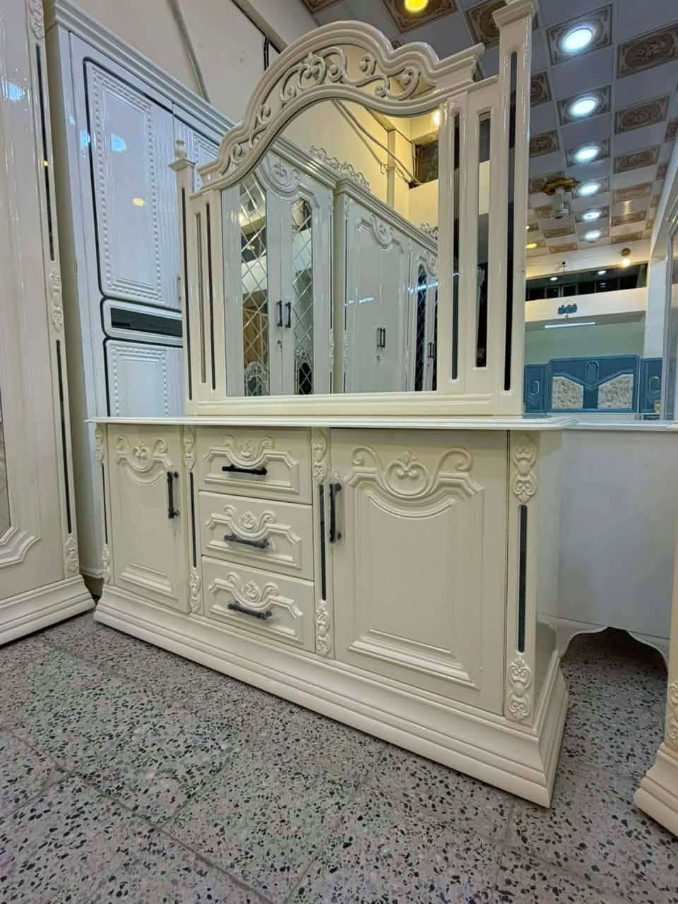 موديل السلطانه

ضمن وجبة الدرجة الاولى 

وضمن وجبة الاصباغ البوية 

اللون اوف وايت 

غرفة 6 ابواب طابق واحد

تتكون من 9 قطعة

السعر 2،900 فقط

الداخل صاج طبيعي 4 ملم

الوجه 12ملم MDF

الظهر چرچوبة شد براغي 

القاعدة بلوك صاج السقف بلوك صاج

كل الغرفة قواطع المجرات بلوك بورد سكك حديد درجة أولى 

السرير ٦ ارجل ثقيل 

شازلون وطابورية  

مرايا قيافة إضافية 

ارتفاع الكنتور 240سم

عرض الكنتور 320سم

عرض زاوية الملابس 116سم

‏العنوان محافظة بغداد / بغداد الجديده خلف جامع السامرائي شارع النجارين

‏التوصيل والشد مجاني إلى جميع محافظات العراق
 الاستفسار والحجز //***********
