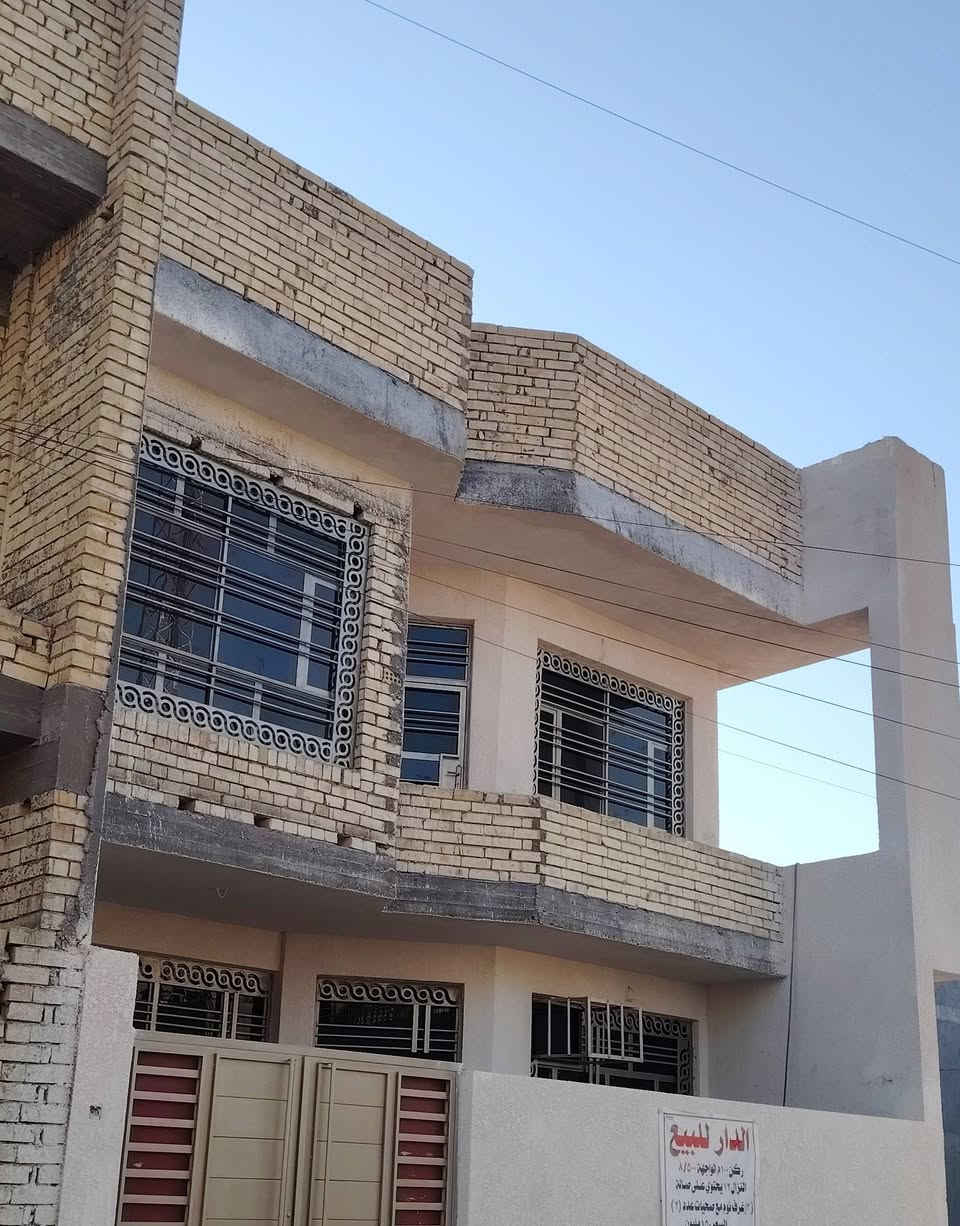 السلام عليكم ورحمة الله وبركاته دار للبيع المساحة ١٠٠ متر ركن على شارعين الجبهة  8/5 نزال )21طابو صرف منطقة الحسينية شارع المرور قرب دائرة مرور الحسينيه منطقه النفط  ×يحتوي على استقبال +مطبخ +3غرف نوم+حمامات عدد 2+ البيت جاهز عدا الارضيه لاستفسار الاتصال على الرقم ***********
