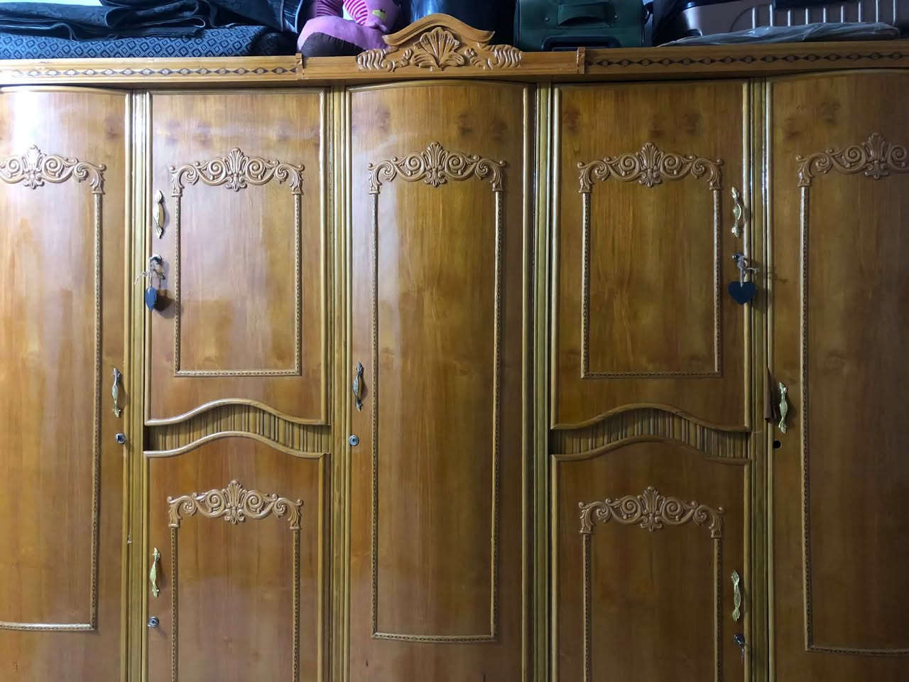 السلام عليكم غرفة أخشاب للبيع ما صارله أقل سنة نضيفه مابية أي شي وسعر مناسب العنوان كربلاء حي الغدير ***********
